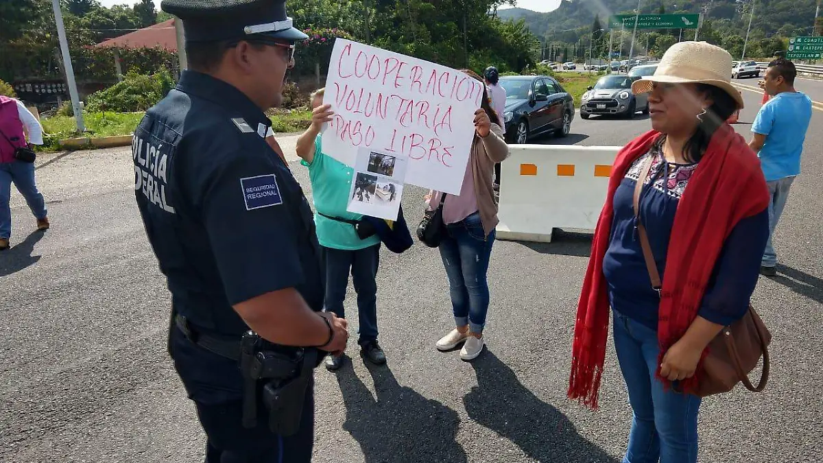 Manifestación en la caseta de cobro de Tepoztlán (3)