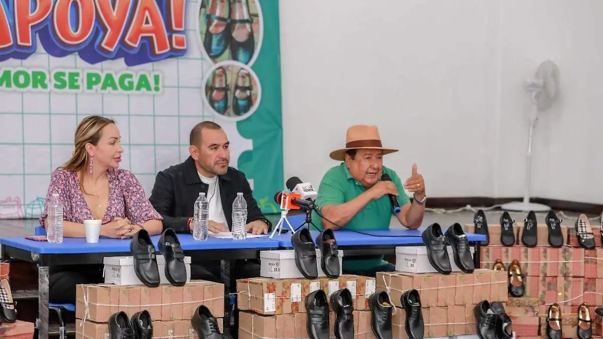 anuncio-entrega-utiles-escolares-yautepec-foto-ofelia-espinoza