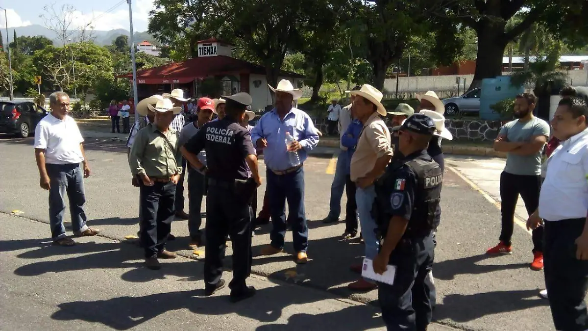 Ejidatarios toman la caseta de Oacalco para exigir fertilizantes (2)