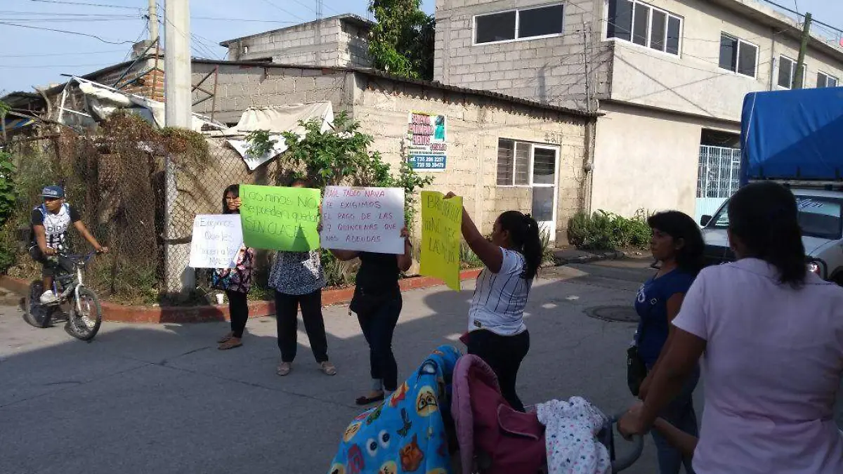 Padres de familia de La Abejita cierran la calle Oriental en Cuautla
