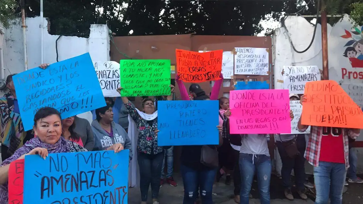 Protestan ex trabajadores de Ayala. Manifestantes con pancartas de colores
