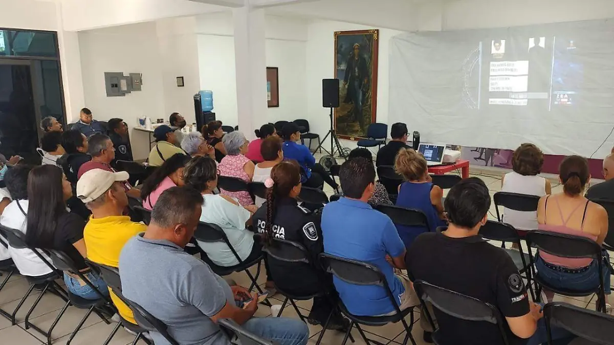 capacitan-ayudantes-municipales-tema-extorsión-telefónica-cortesía