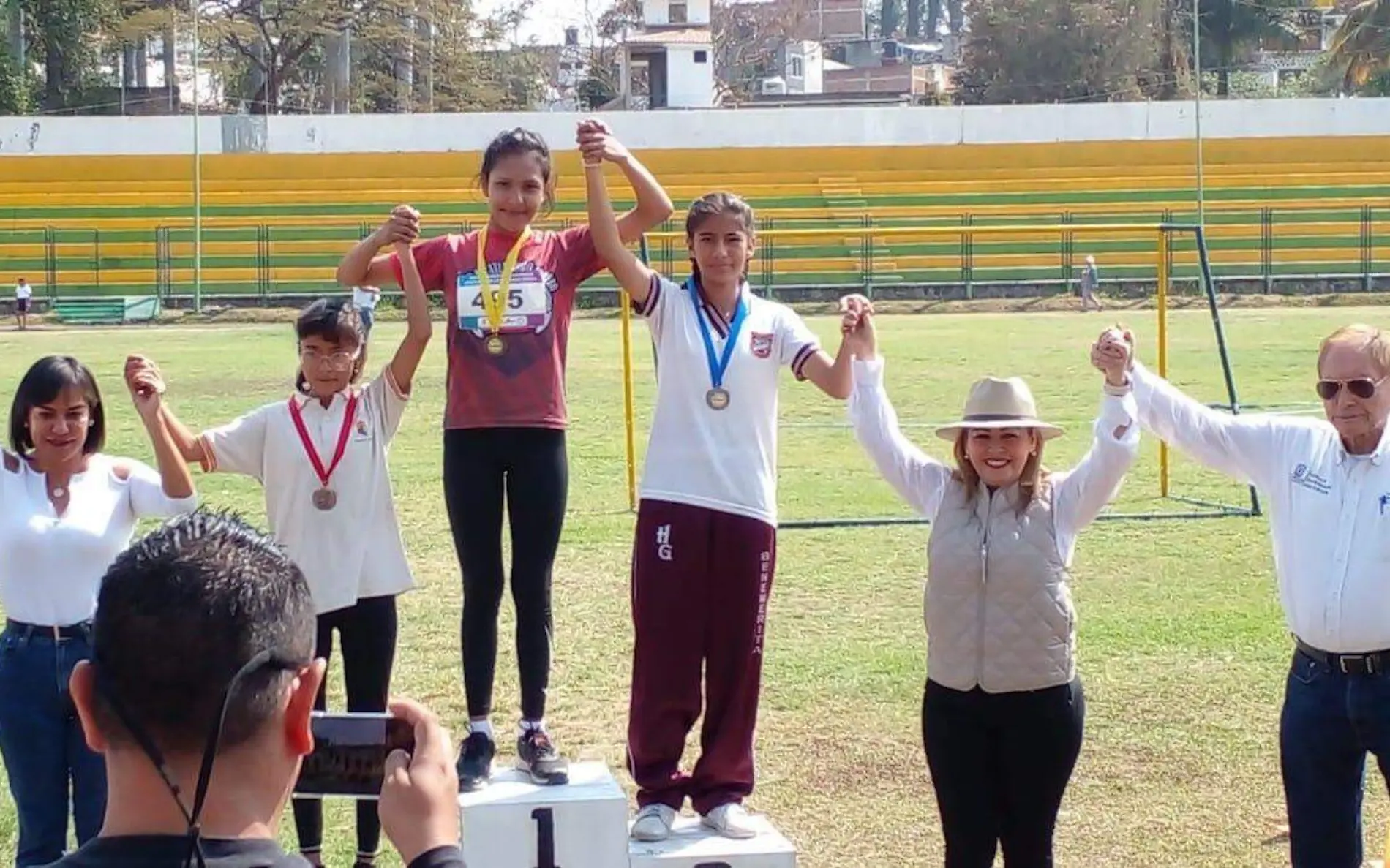 entrega-medallas-juegos-escolares-senadora-lucia-meza