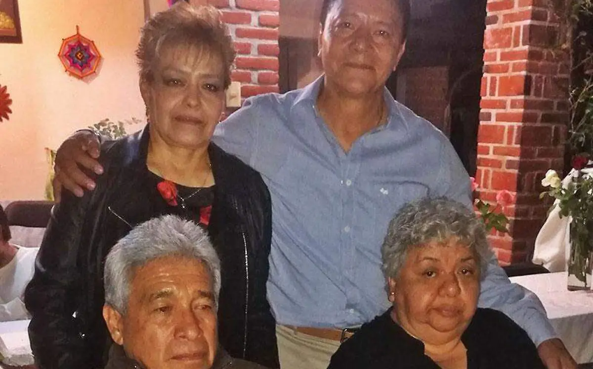 El festejado y su esposa junto a Carmelo Rivera y Maribel Olivares.