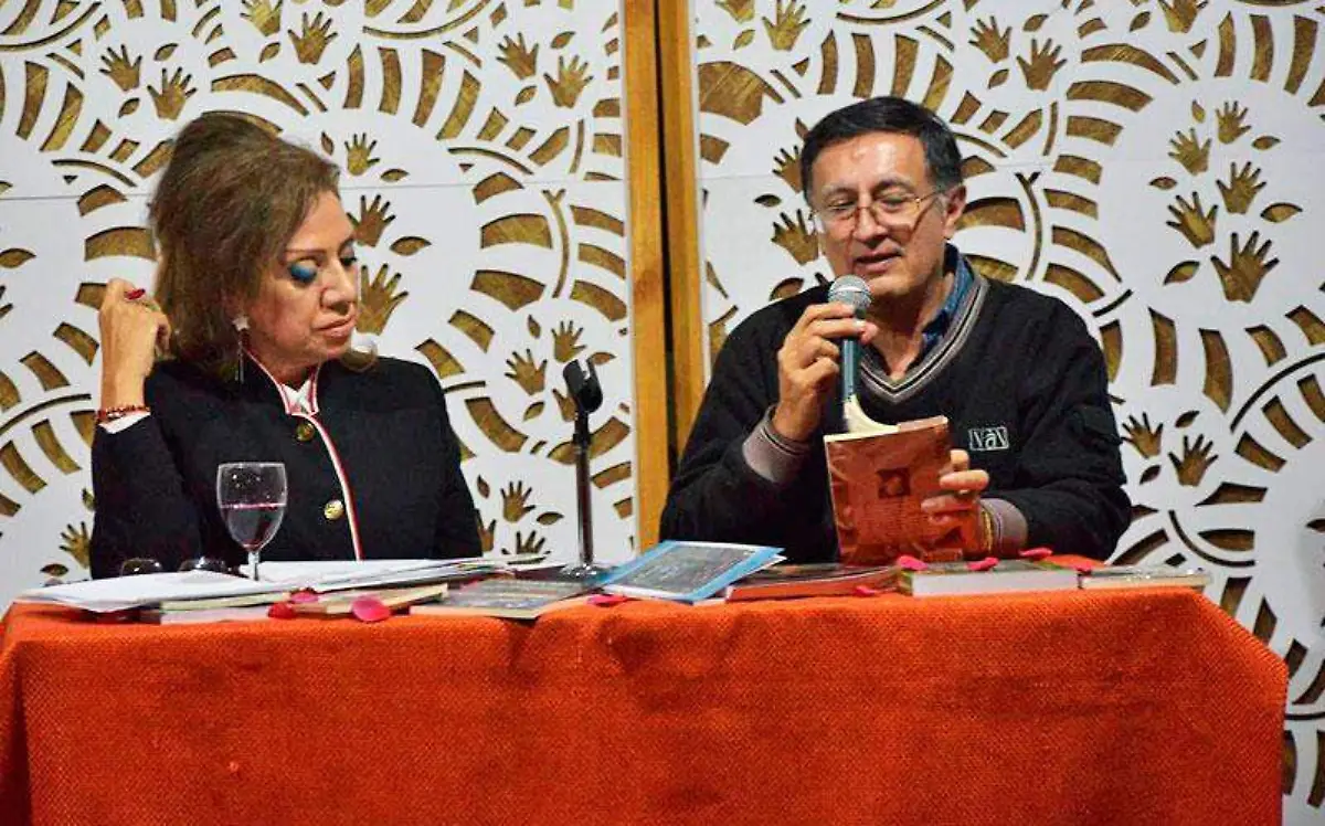 Disfrutan velada con lectura de poesía