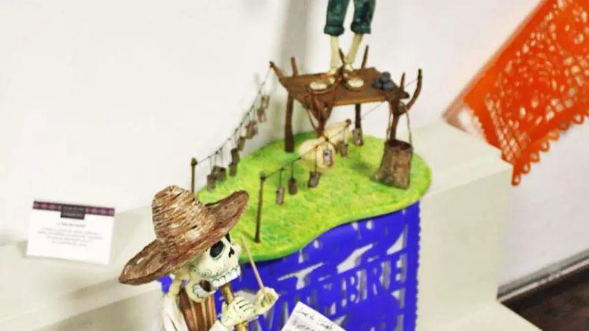 Las piezas fueron adornadas entre papel picado y flores de cempasúchil.