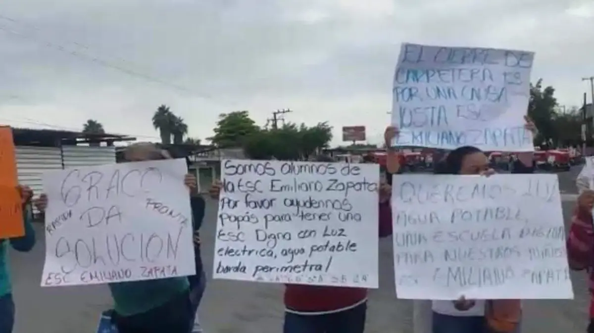 Manifestación en Xoxocotla con apoyo de mototaxis Padres de familia de la Escuela Emiliano Zapata