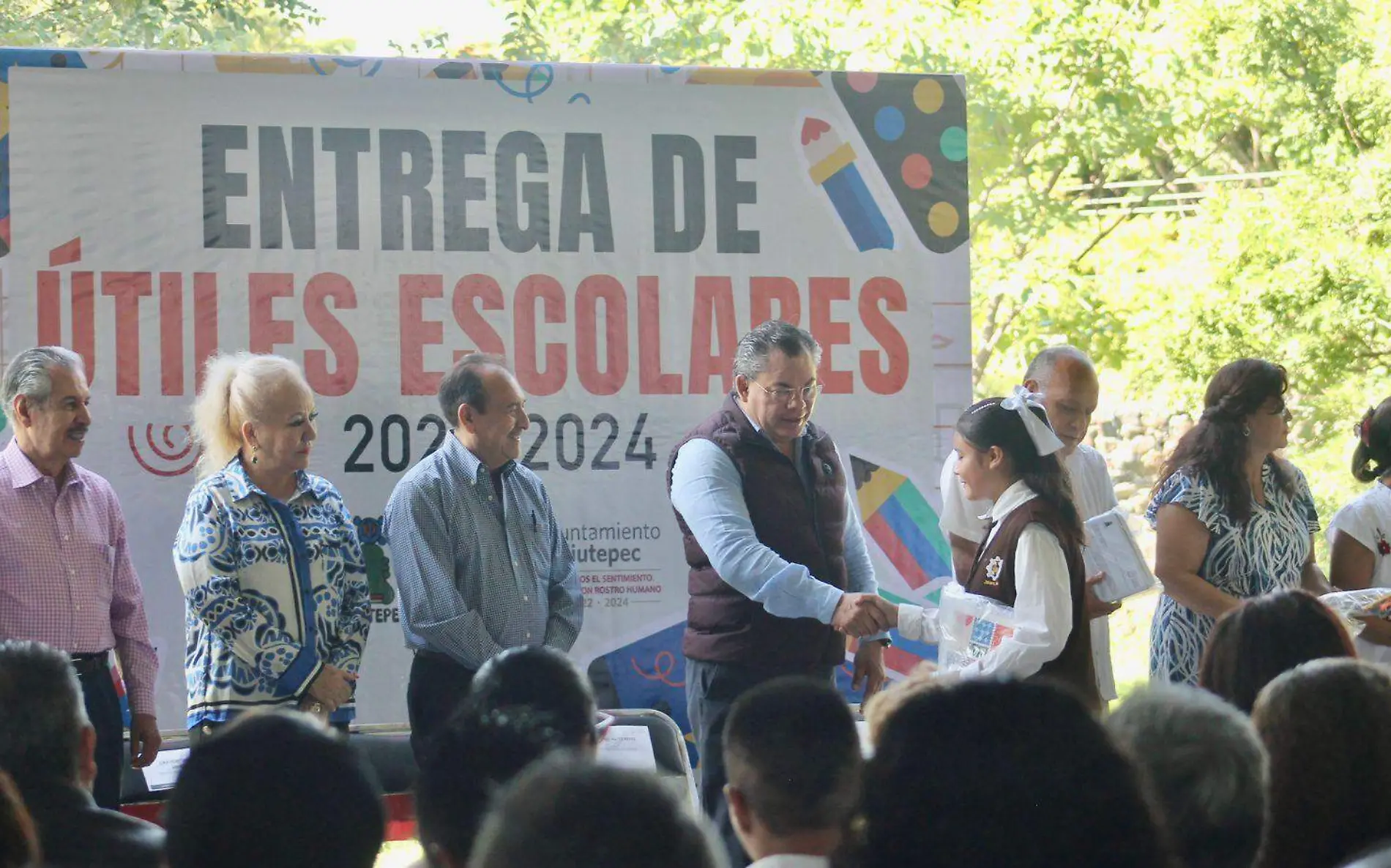 entrega-útiles-escolares-agustpin