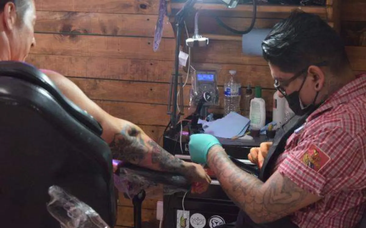 Para David, tatuar es una profesión porque requiere capacitación constanteFOTOS FROYLÁN TRUJILLO