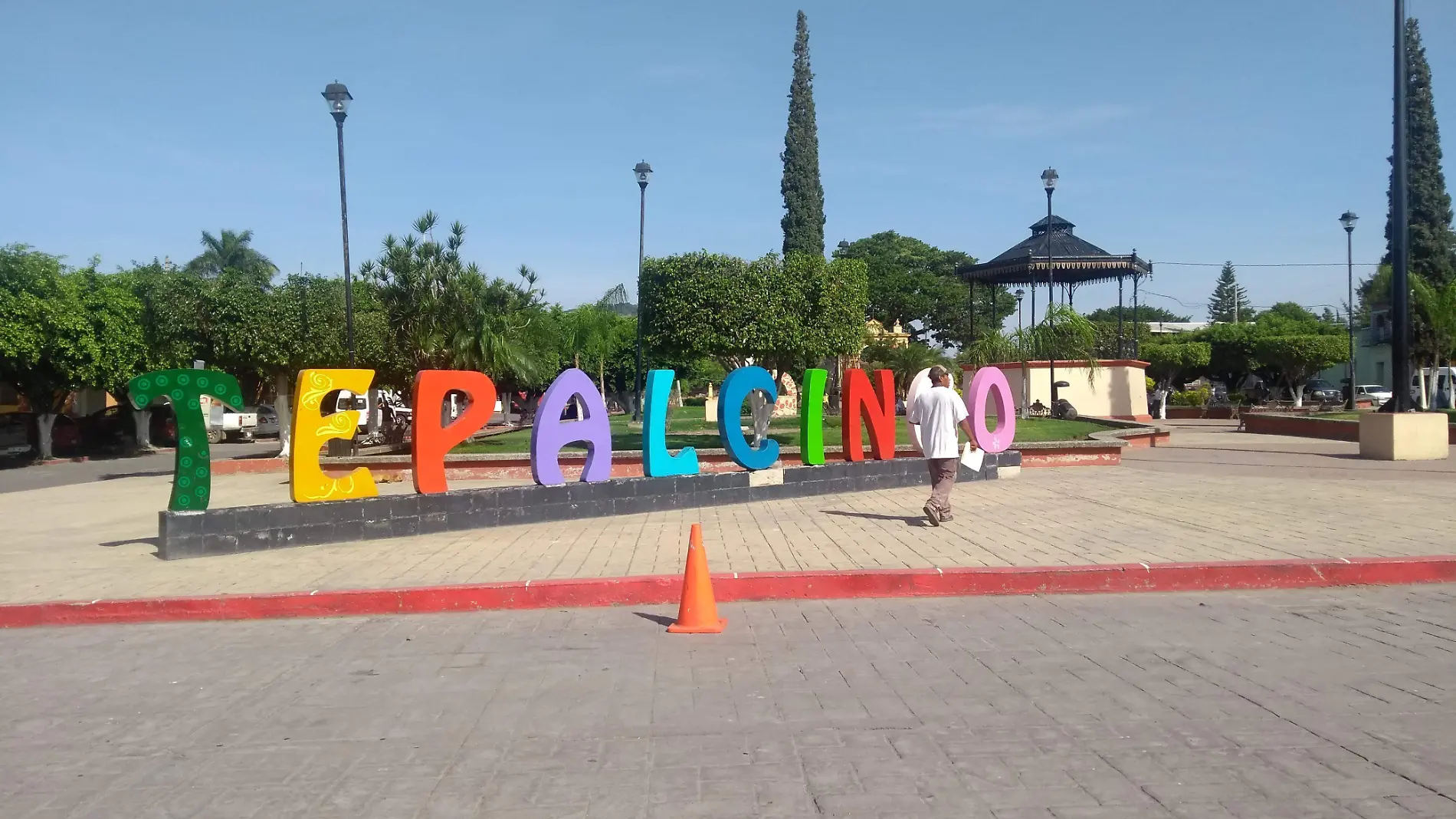 Tepalcingo-letras-monumentales-en-el-zócalo-del-municipio