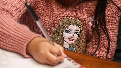 niña-escribe-una-carta
