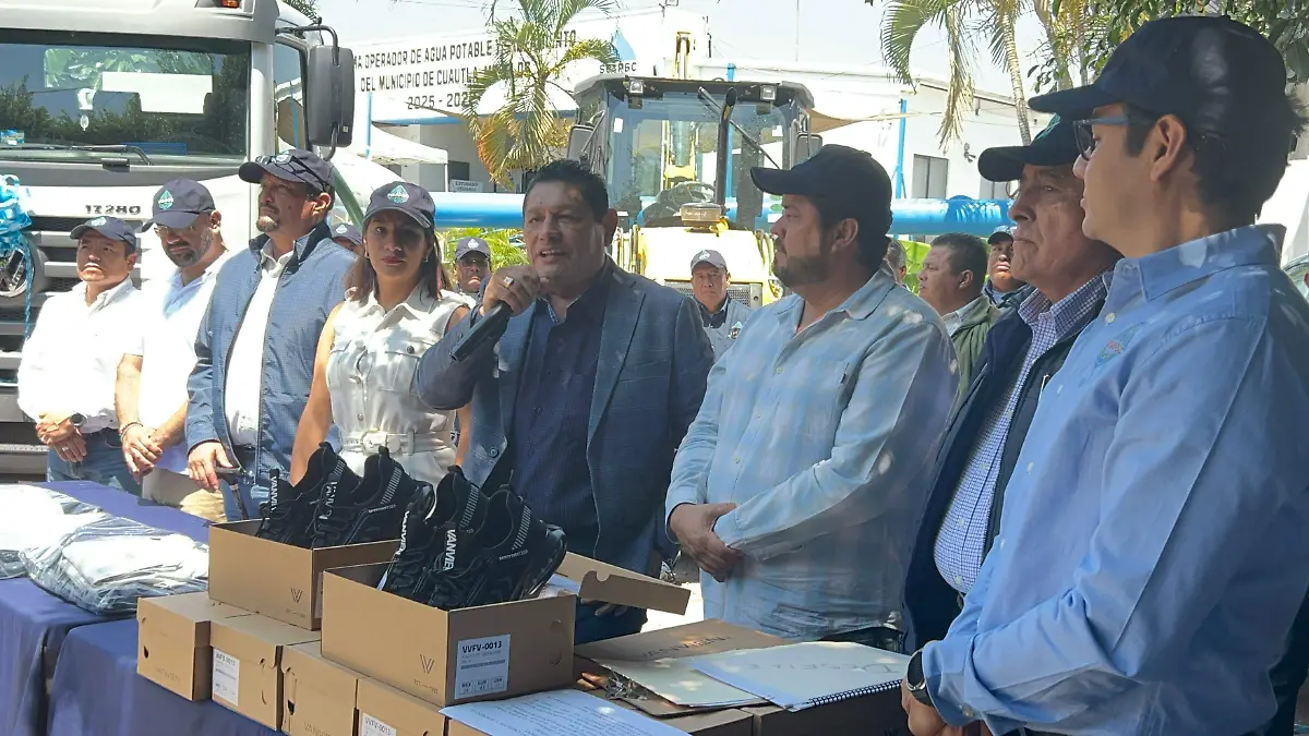Alcalde de Cuautla entrega equipo al soapsc-ofelia-espinoza