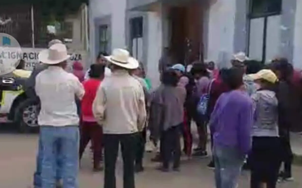 retienen-a-pobladores-de-tetela-del-volcán