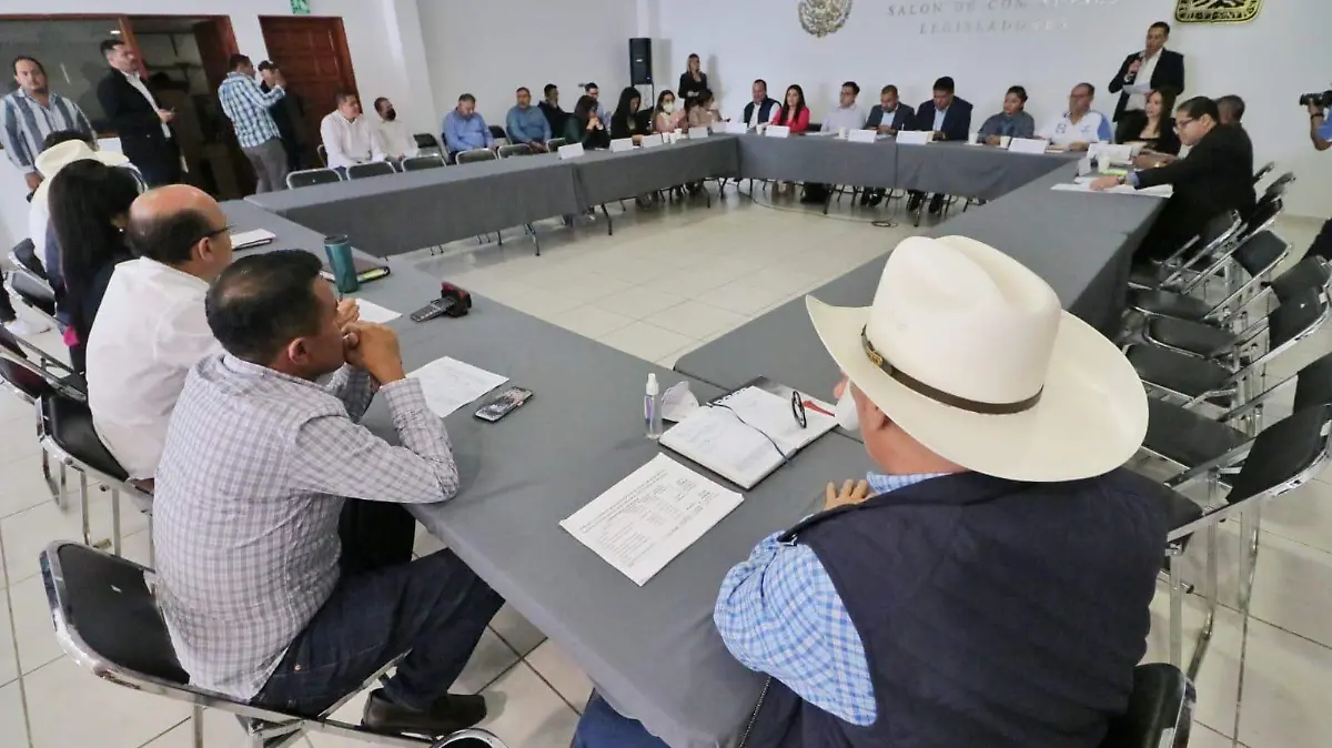 AGUS-F8J Reunión diputados con comisión de alcaldes (5)