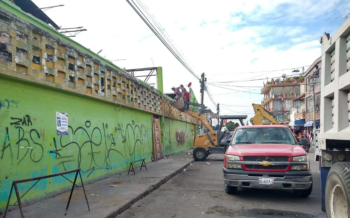 inicia-demolición-del-mercado-galeana