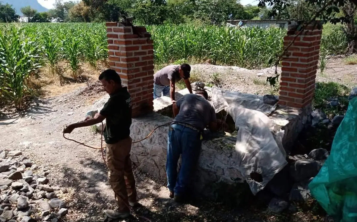 salvan-a-perrito-que-cayó-a-un-pozo-1
