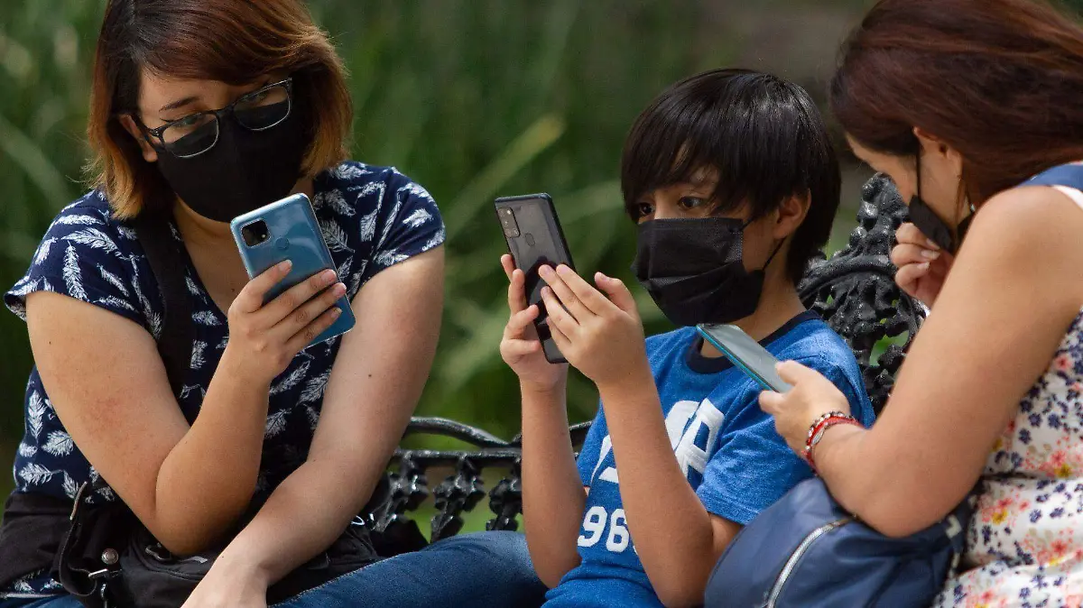 824335_Usuarios celulares juegos aplicaciones_web