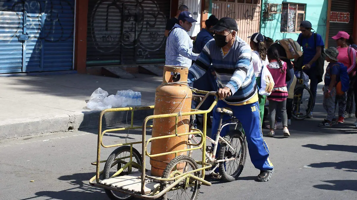 908152_Hombre transporta tanque de gas_web