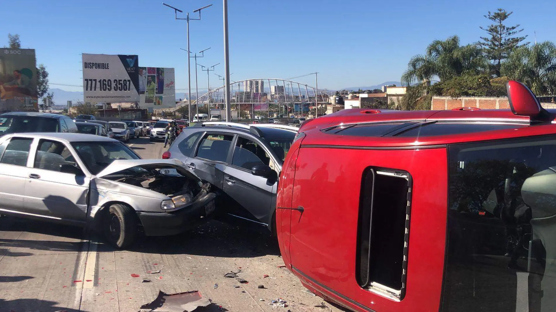 camioneta-vuelca-paso-exprés-mexico-cuernavaca-cortesia