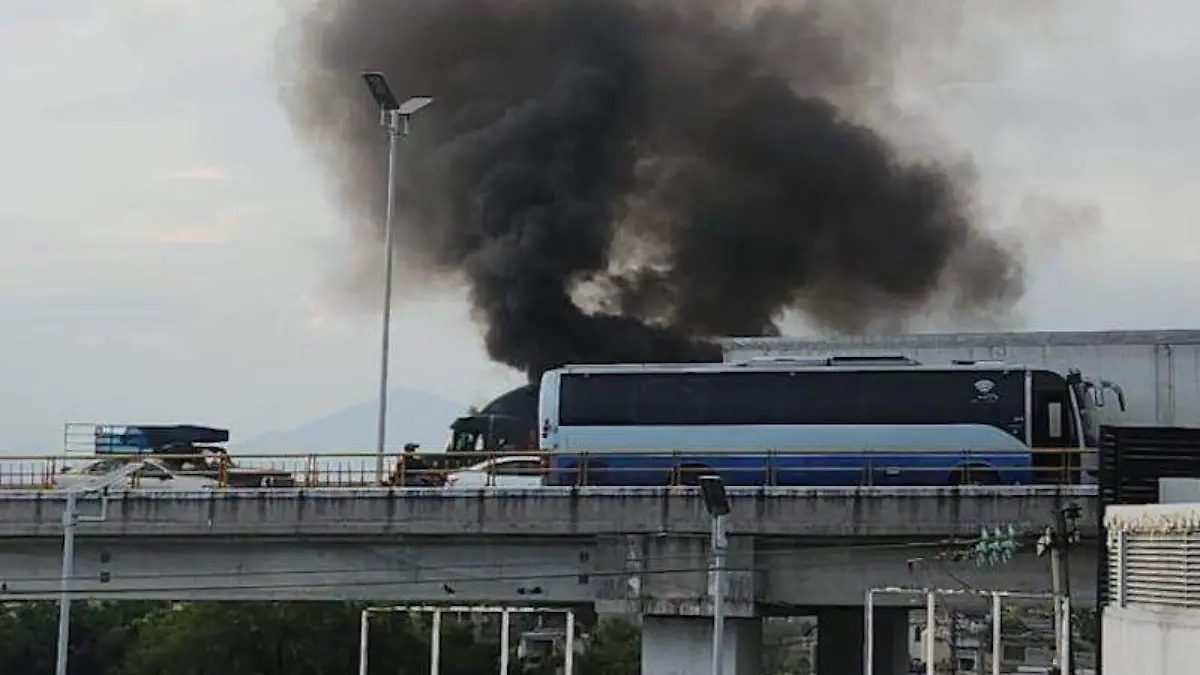 trailer-incendio-puente-palmira-cuernavaca-foto-cortesia