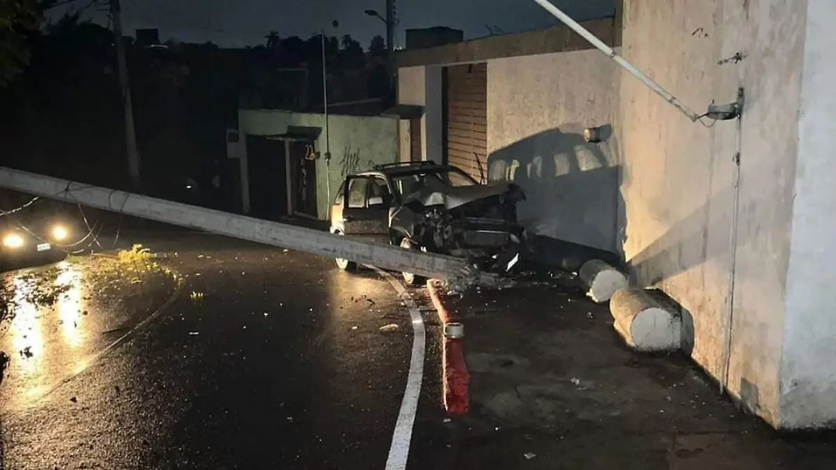 accidente-cuernavaca-luz-poste