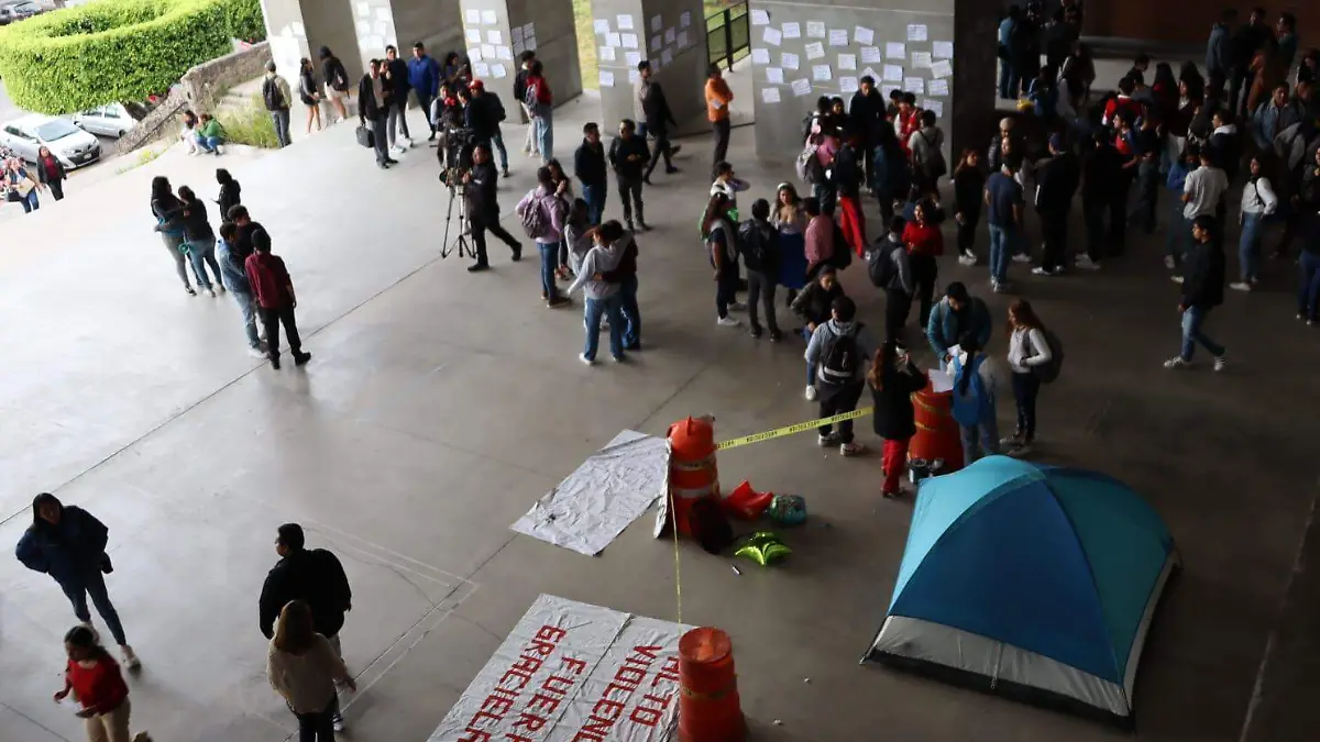 uaem-manifestación-directora-derecho