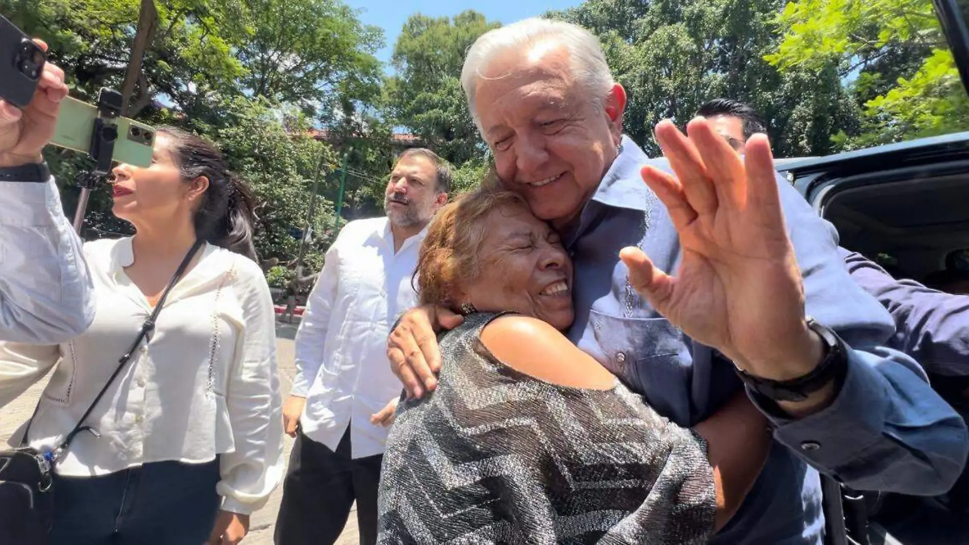 AMLO-abraza-a-seguidora-en-Cuernavaca-Luis-Flores