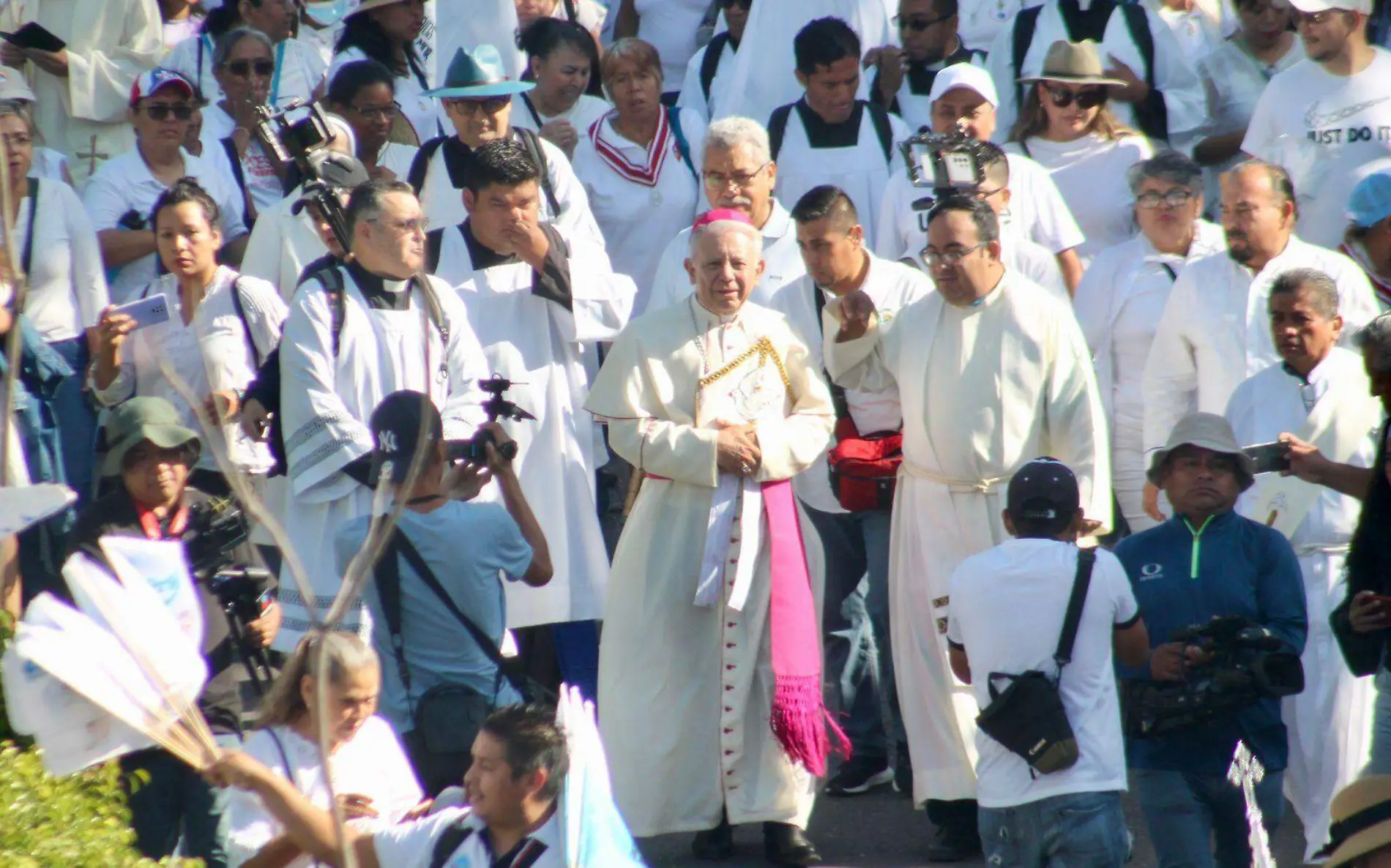 caminata-por-la-paz-obispo