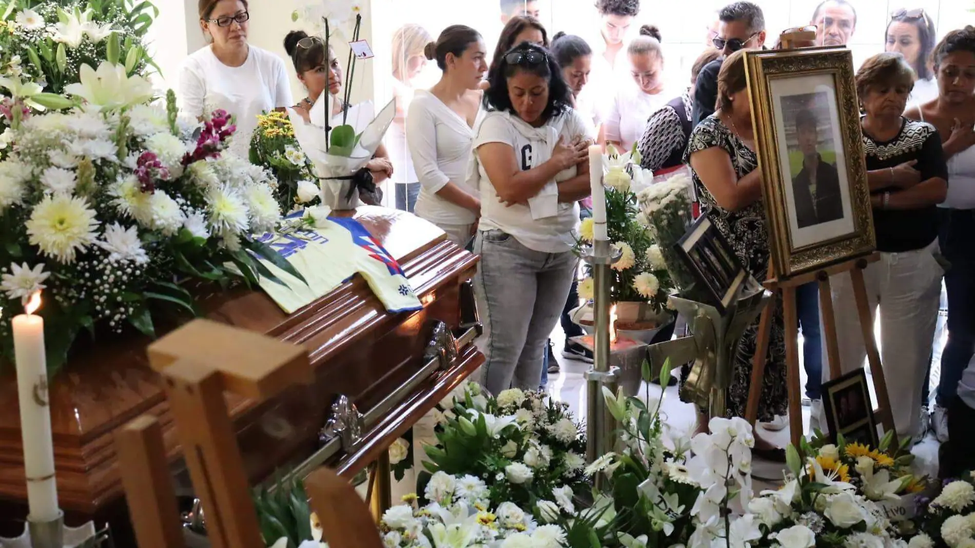 despiden-a-leo-en-funeraria-luis-flores