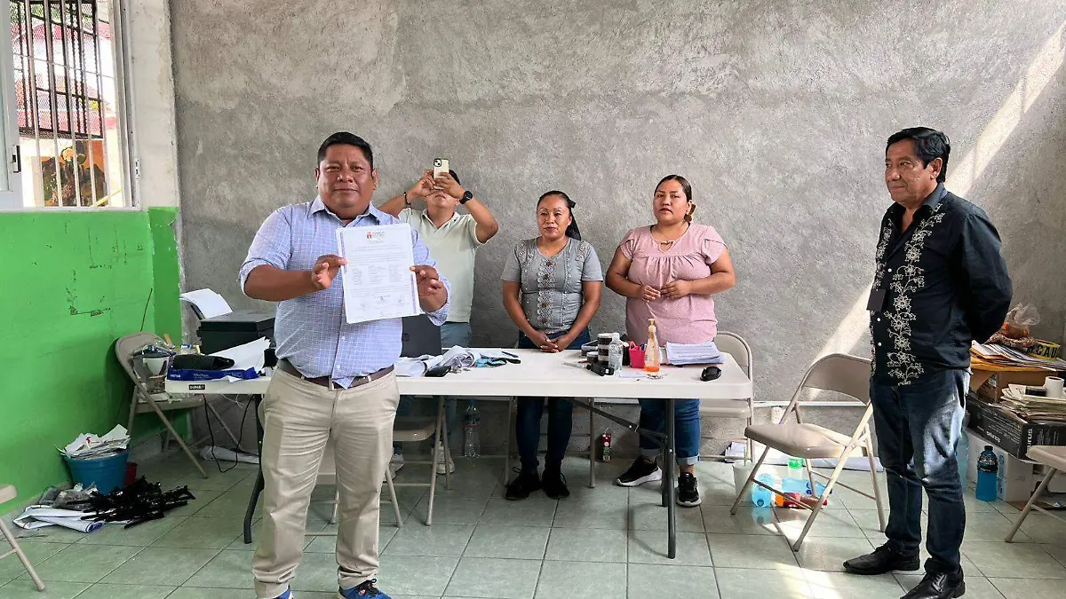 José Carlos Jiménez Ponciano recibe constancia de mayoría