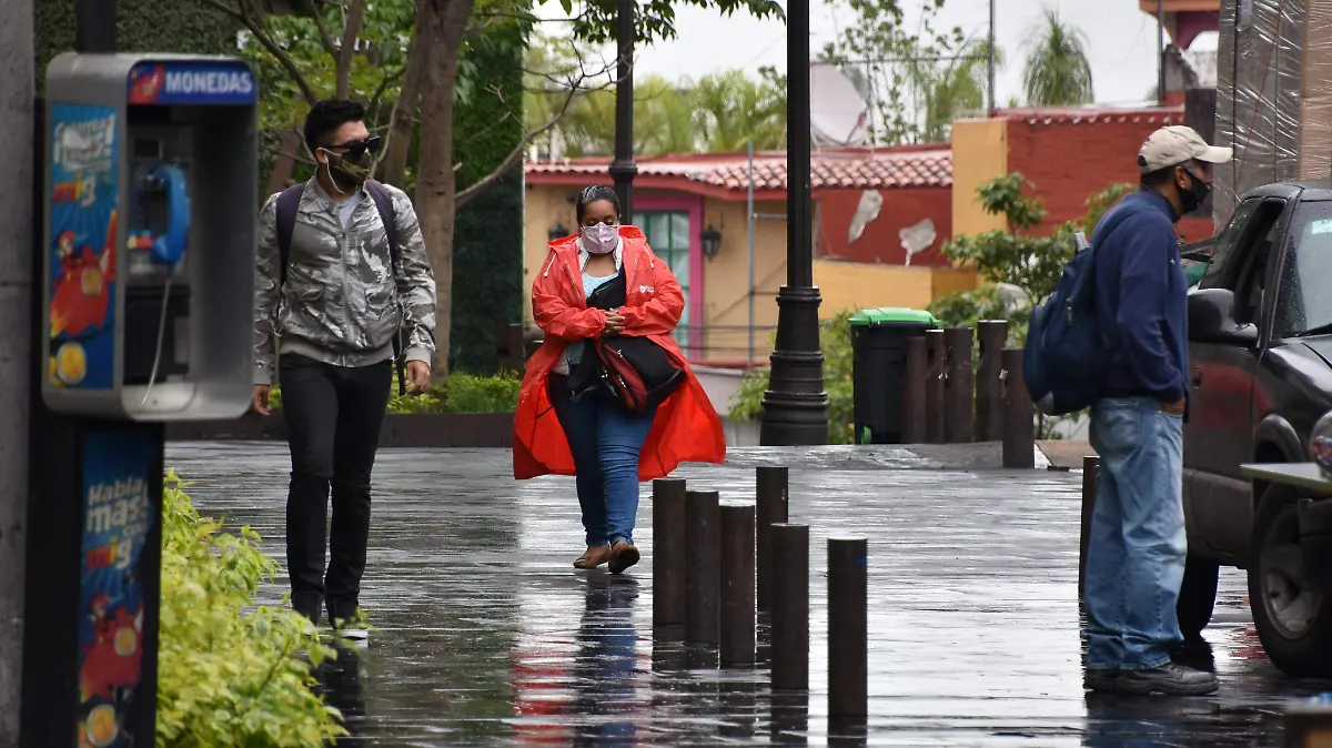 personas-caminan-por-el-centro-en-un-día-lluvioso