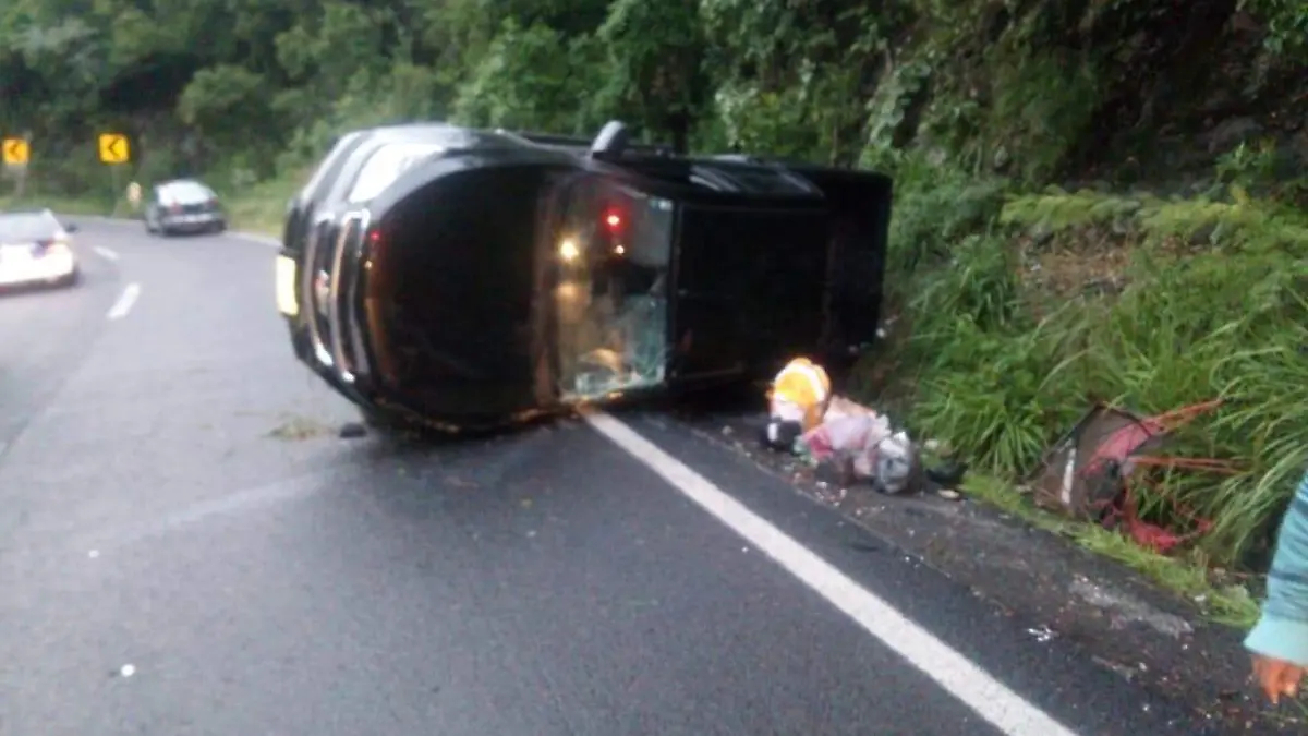 Volcadura de una camioneta en el Cañón de Lobos (2)