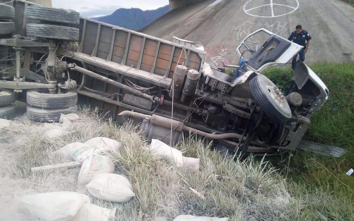 El tráiler quedó llantas arriba sobre la autopista