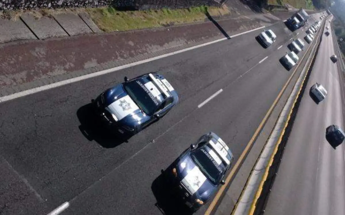 Posicionan frente a un grupo de automovilistas, una o dos unidades de la Policía Federal transitando a una velocidad moderada