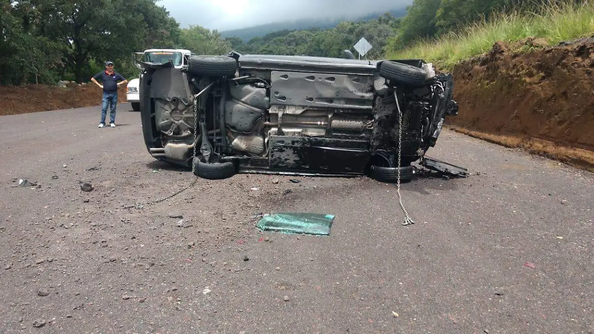 Volcadura en La Pera-Cuautla (5)