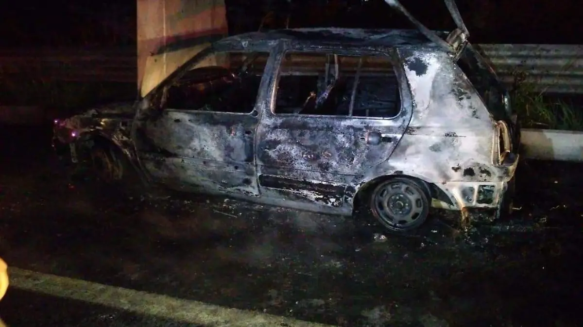Vehículo calcinado en la autopista