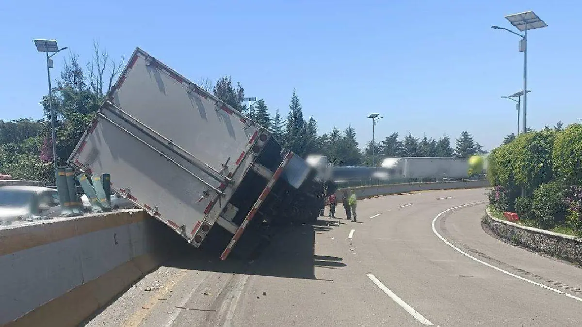 volcadura-camión-la-pera-cortesía