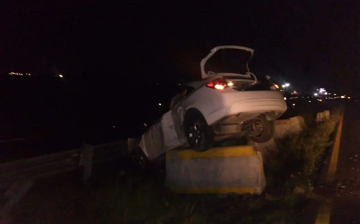 Tras las maniobras necesarias, el automóvil fue trasladado al corralón Cortesía