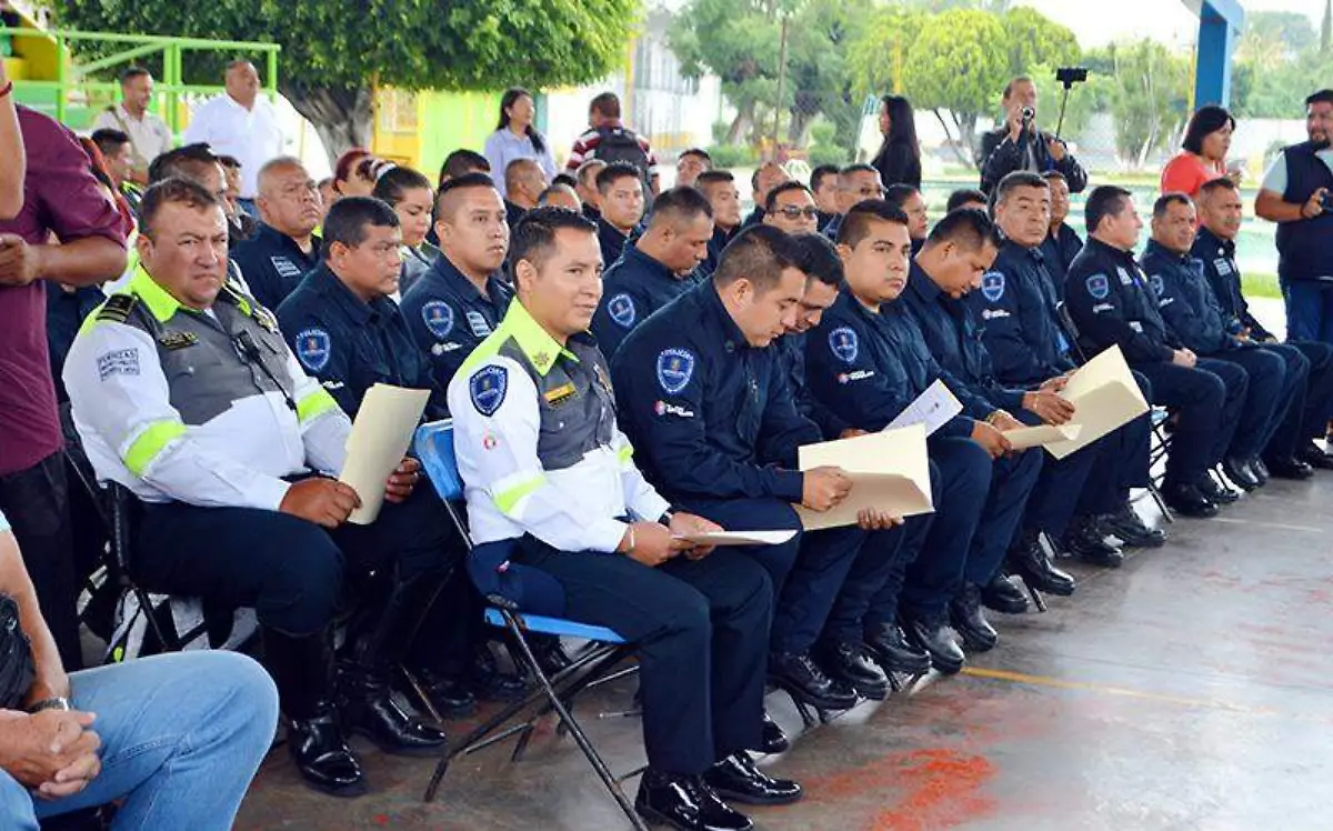 Policías en la ceremoniaorganizada por el Ayuntamiento/Gude Servín