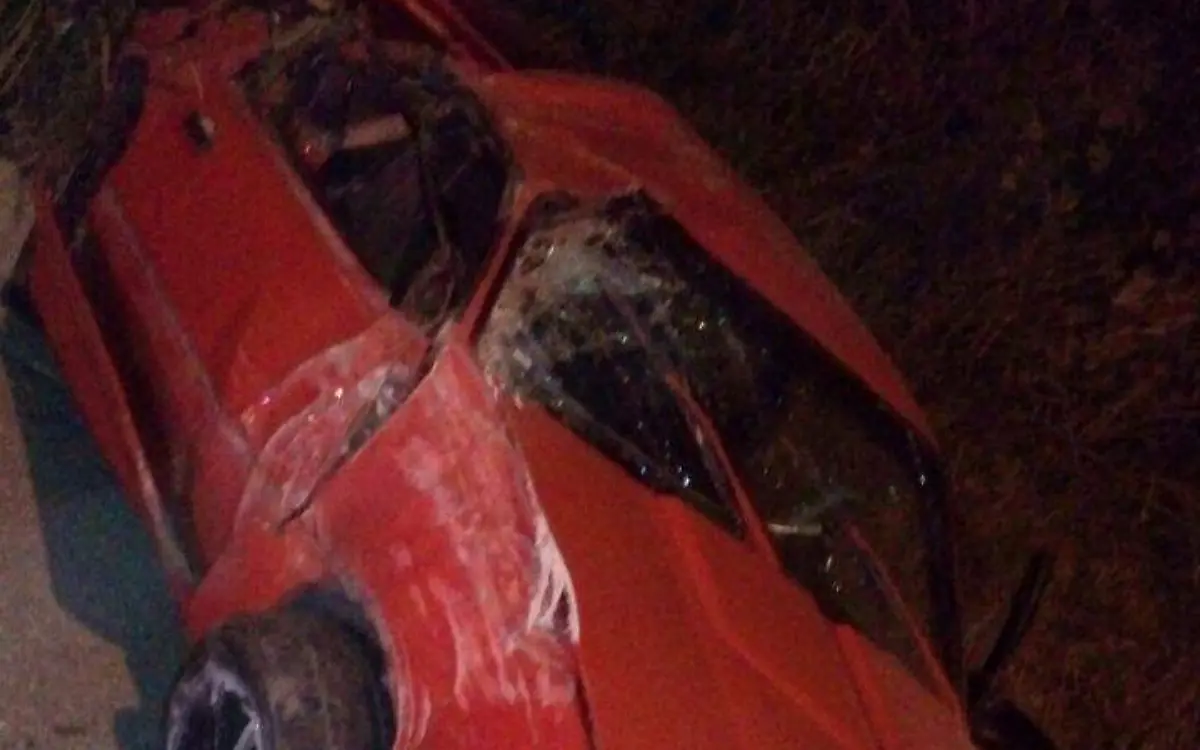 Vuelca vehículo en el puente Panocheras