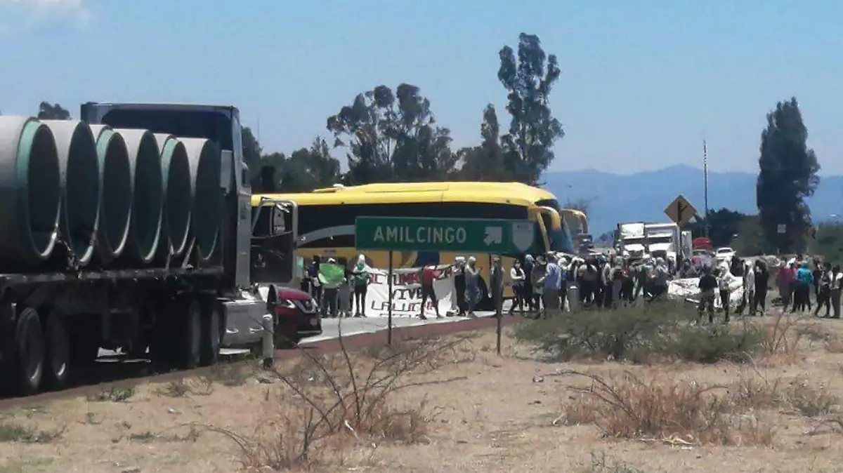 bloqueo-normalistas-en-amilcingo2