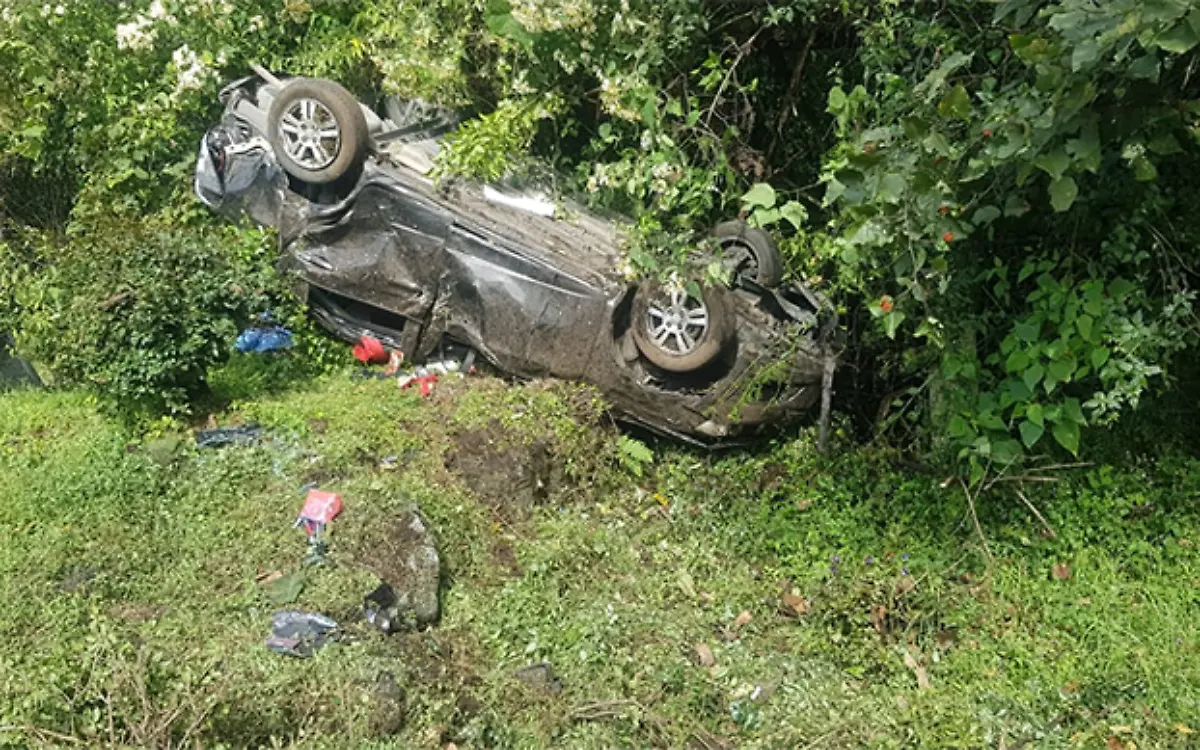 Tras la volcadura, personal de Emergencias arribó al lugar para atender a los heridos Cortesía