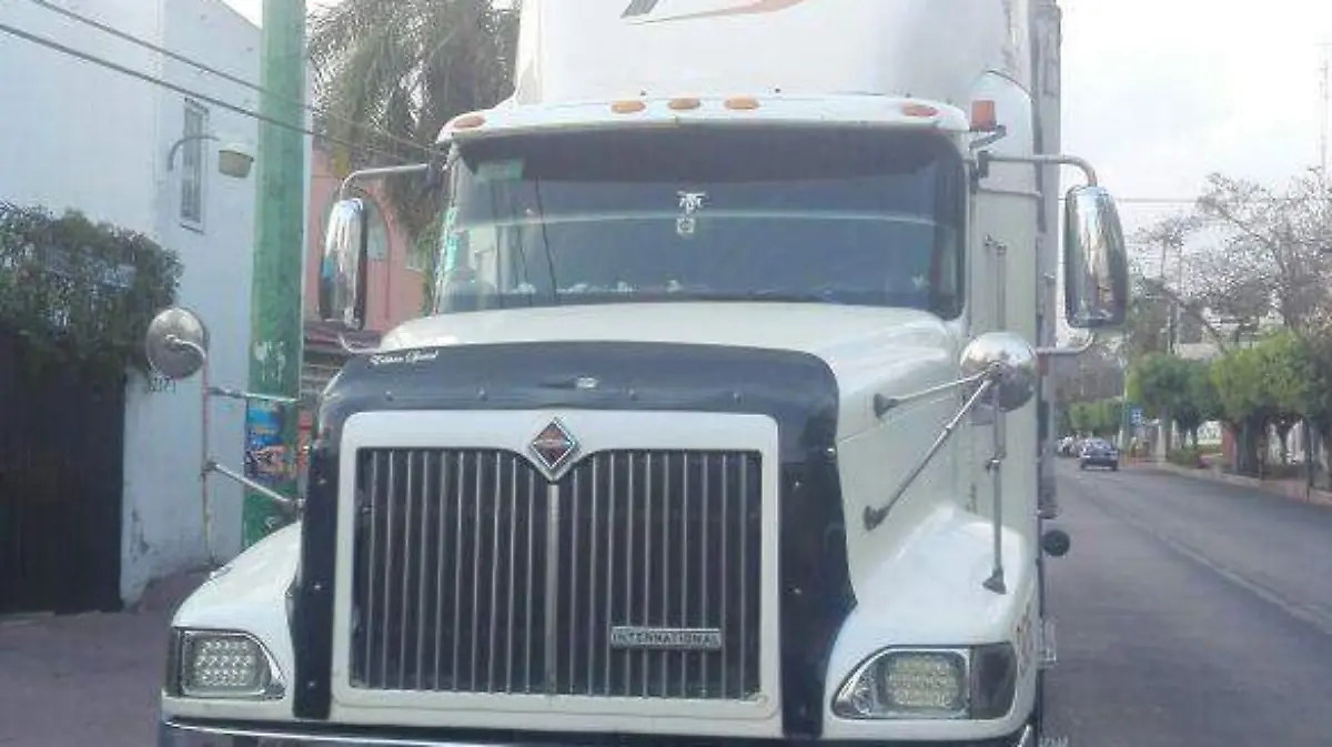 Derriba tráiler un poste; dos lesionados