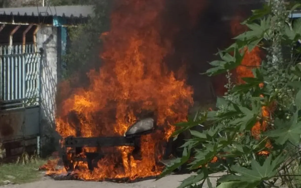 Momento en el que el auto de alquiler ardía en llamas Cortesía