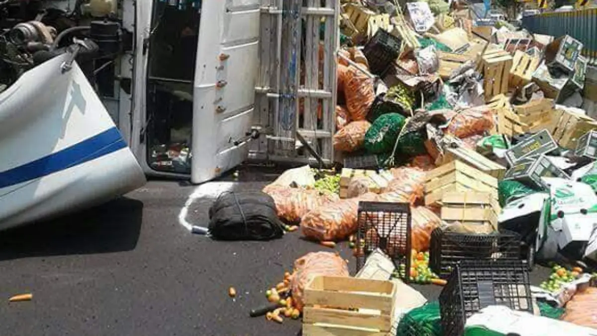 Un Dina color blanco volcó, regando costales y cajas de la mercancía que transportaba en la cinta asfáltica