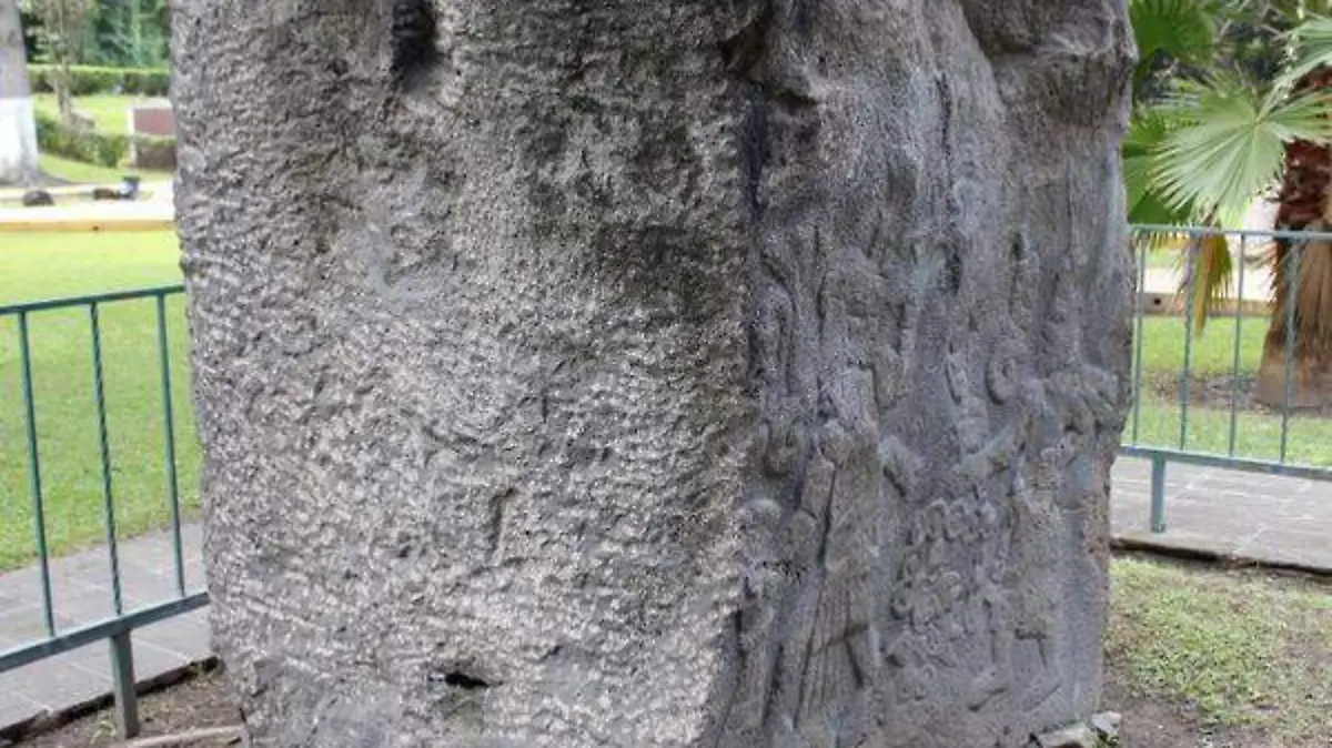 Costado derecho del petrograbado con los dos personajes, es notorio como fue desbastado con martelina en un costado, para otorgarle un aspecto uniforme
