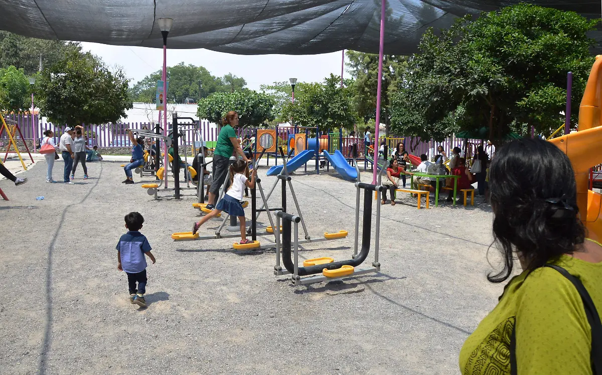 Actividades deportivas mientras disfrutan del parque