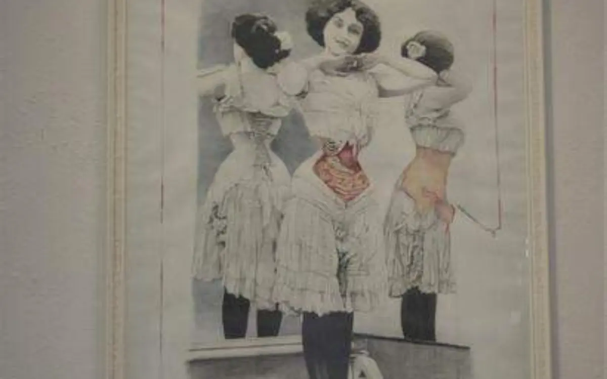 “Modas de entretiempo”, la artista retrata lo que pasa dentro del corset en relación a cómo se reacomoda el sistema digestivo