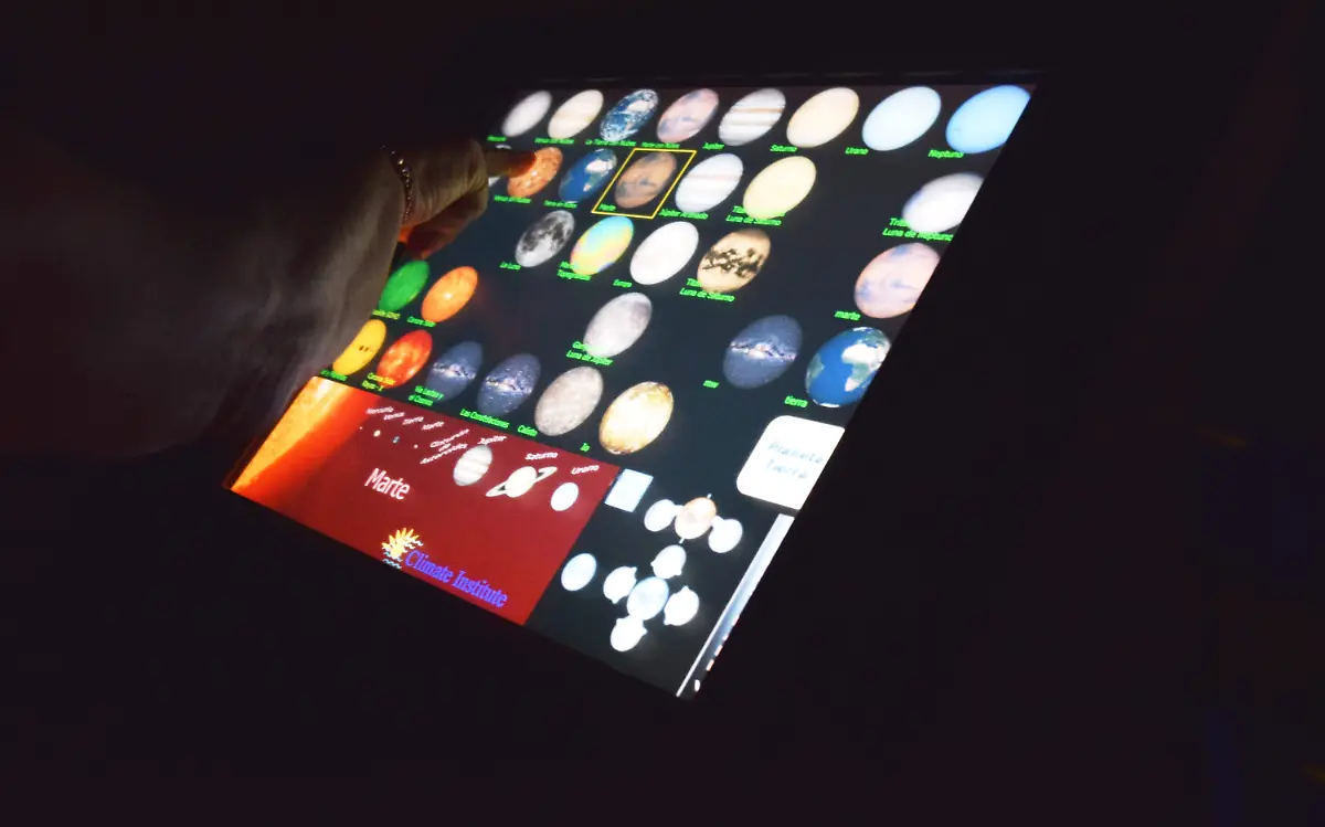El proyector de la Casa de la Tierra posee distintas proyecciones planetarias a elección del usuario a través de un menú táctil