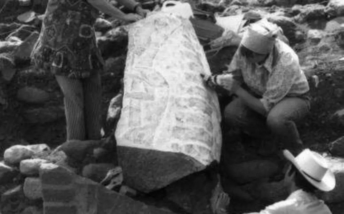 Chappie Angulo y colaboradores en la estela “El Gobernador”. Chalcatzingo, 1972-1974. No